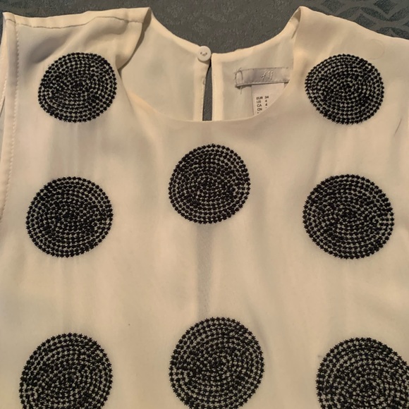 H&M Sleeveless White Polk Dot Blouse | Size 4 - Picture 13 of 14